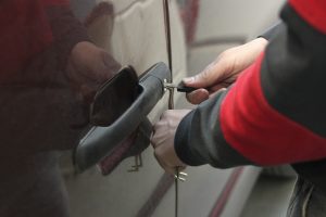 Auton ovien avaus Turun seudulla 1 autonaukaisu